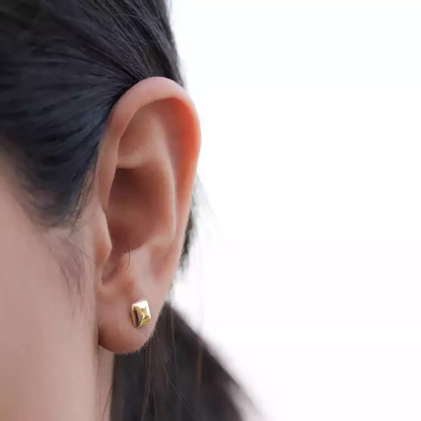 گوشواره مربع برجسته طلا 18 عیار - تصویر 1