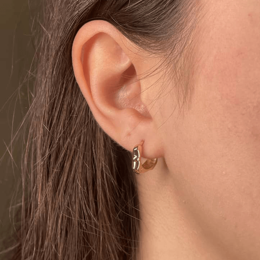 گوشواره حلقه ای طلا ۱۸ عیار مدل موج مربع