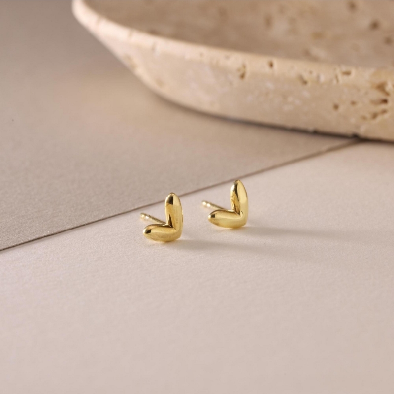 گوشواره طلا 18 عیار میخی قلب مینیمال پفکی - تصویر 1