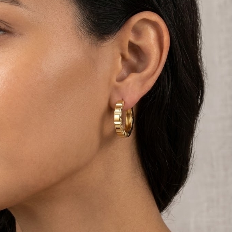 گوشواره طلا 18 عیار حلقه ای طرح هندسی پرنیا - تصویر 1
