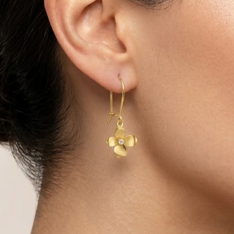 گوشواره طلا 18 عیار آویزی طرح شکوفه گل